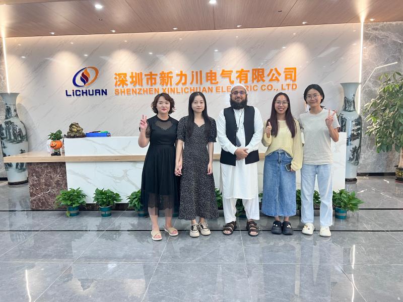 Lichuan ยินดีต้อนรับลูกค้าชาวปากีสถานเข้าเยี่ยมชมโรงงานอย่างอบอุ่น