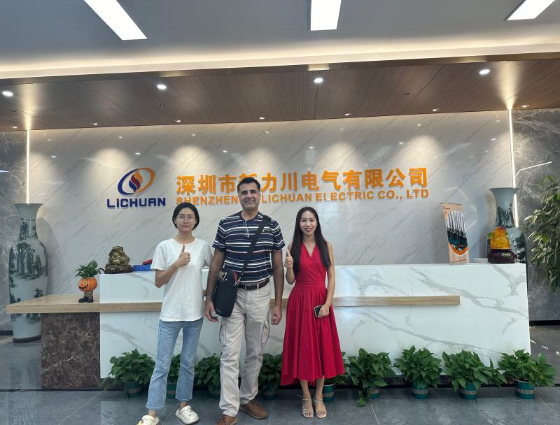 Lichuan ยินดีต้อนรับลูกค้าชาวแคนาดาเข้าเยี่ยมชมโรงงานอย่างอบอุ่น